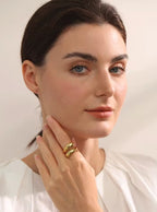 Découvrez la Bague L'Inattendue : une pièce délicatement ajustable, mêlant minimalisme raffiné et touche d’originalité. Parfaite pour rehausser votre style avec subtilité, elle épouse votre doigt avec grâce, pour un look à la fois moderne et intemporel.