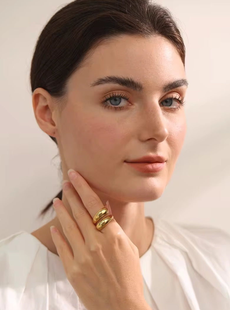 Découvrez la Bague L'Inattendue : une pièce délicatement ajustable, mêlant minimalisme raffiné et touche d’originalité. Parfaite pour rehausser votre style avec subtilité, elle épouse votre doigt avec grâce, pour un look à la fois moderne et intemporel.