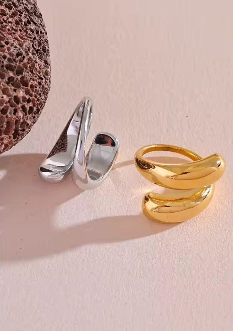 Découvrez la Bague L'Inattendue : une pièce délicatement ajustable, mêlant minimalisme raffiné et touche d’originalité. Parfaite pour rehausser votre style avec subtilité, elle épouse votre doigt avec grâce, pour un look à la fois moderne et intemporel.