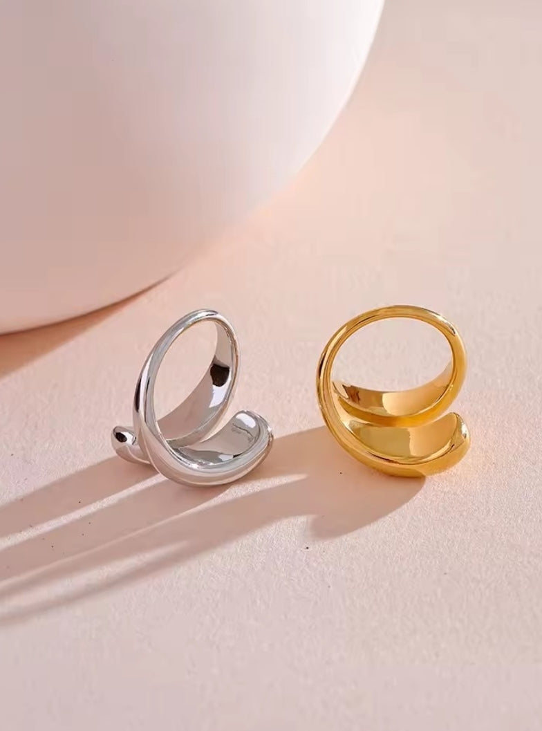 Découvrez la Bague L’Inattendue : une pièce délicatement ajustable, mêlant minimalisme raffiné et touche d’originalité. Parfaite pour rehausser votre style avec subtilité, elle épouse votre doigt avec grâce, pour un look à la fois moderne et intemporel.