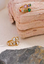 Apportez une touche de douceur et d’élégance à votre main avec Cœur Soléa, une bague ouverte réglable ornée d’un cœur délicat en zircon cubique. Sa finition dorée brillante et son design minimaliste en font un bijou chic et tendance, parfait pour toutes les occasions.

L’anneau ajustable s’adapte facilement à différentes tailles de doigt, pour un confort optimal au quotidien. À porter seule pour un look raffiné ou en accumulation pour un style plus audacieux.



Taille : Ajustable – convient à la plupart de