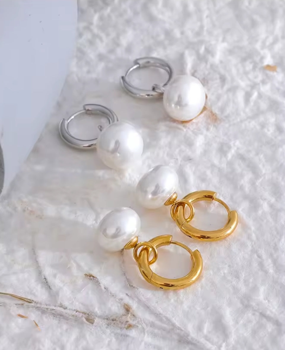 Boucles d'oreilles Perla: Perles goutte suspendues sur base dorée pour une élégance subtile et un style féminin, chic au quotidien comme en soirée. 