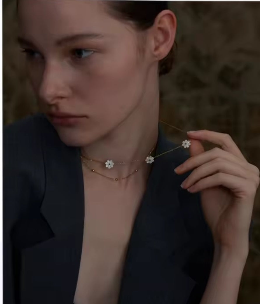 Fleur de Lune | Collier Double Rang à Fleur Nacrée